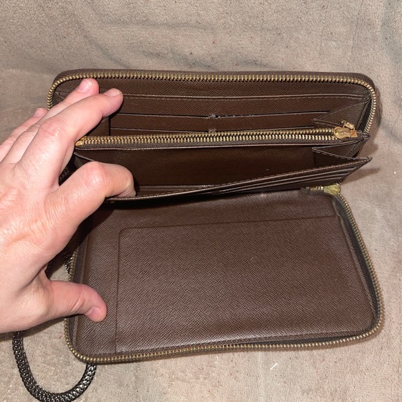 Sold! Authenticated Louis Vuitton Damier wallet - Picture 3 of 10